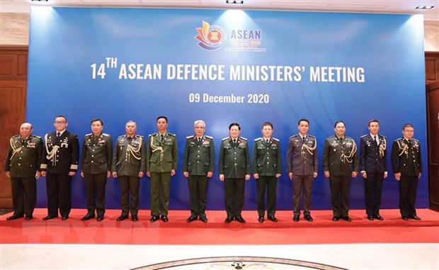 Đại tướng Ngô Xuân Lịch, Bộ trưởng Quốc phòng Việt Nam, với Tuỳ viên Quốc phòng các nước ASEAN tham dự hội nghị. (Ảnh: Dương Giang/TTXVN)