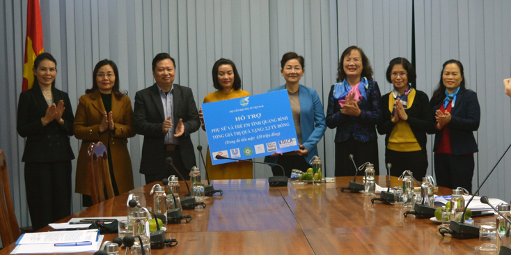 Đồng chí Trần Thị Hương, Phó Chủ tịch Hội LHPN Việt Nam và các đồng chí trong đoàn công tác trao quà cho đại diện lãnh đạo tỉnh và Hội LHPN tỉnh.