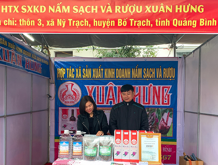  Các cơ sở sản xuất, kinh doanh trong tỉnh tham gia giới thiệu sản phẩm tại phiên chợ đưa hàng Việt về nông thôn huyện Bố Trạch.