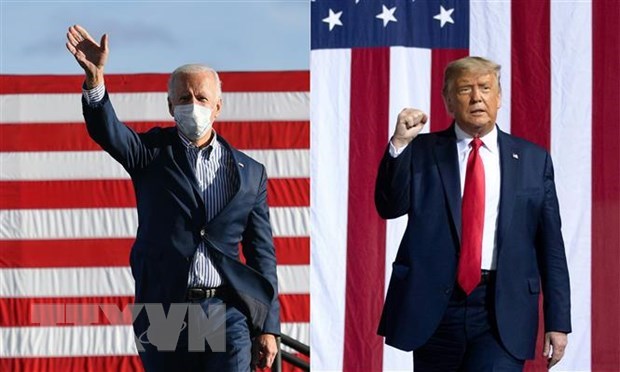  Tổng thống Mỹ Donald Trump (phải) tại cuộc vận động tranh cử ở bang Bắc Carolina ngày 21-10 và ứng cử viên Tổng thống Mỹ của đảng Dân chủ Joe Biden (trái) tại cuộc vận động tranh cử ở bang Pennsylvania ngày 24-10. (Ảnh: AFP/TTXVN)