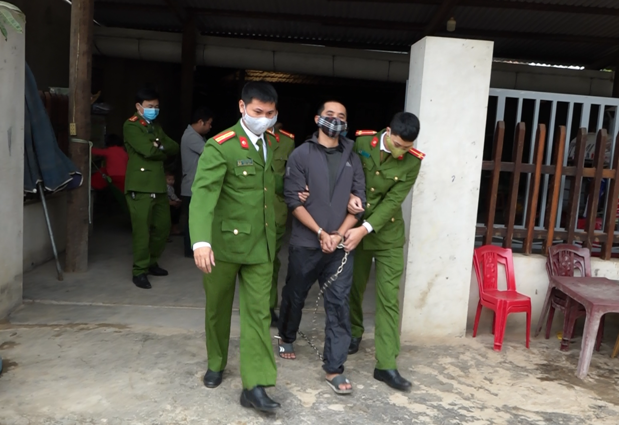  Đối tượng Nguyễn Xuân Trí được di lý đến hiện trường để phục vụ công tác thực nghiệm hiện trường điều tra.