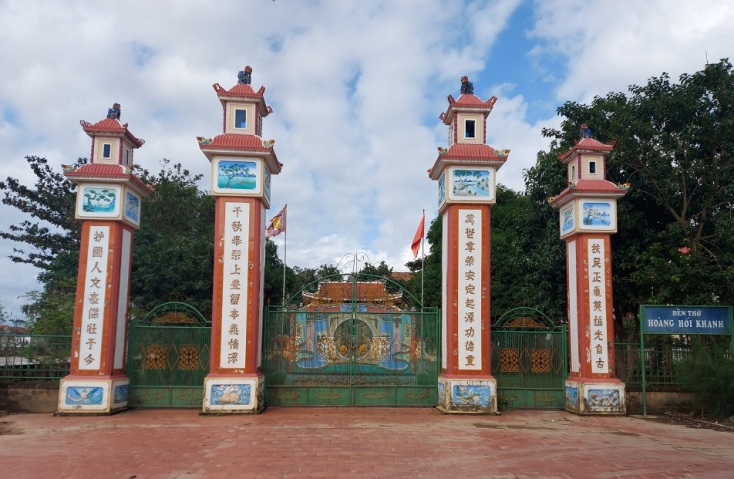   Đền thờ Hoàng Hối Khanh - người có công lao mở cõi đất Nha Nghi (Lệ Thủy ngày nay) nằm ở thôn Thượng Phong. 