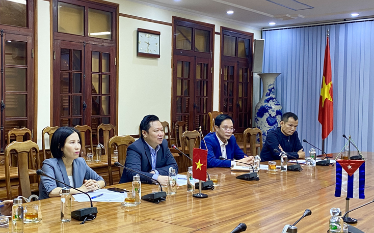 Đồng chí Phó Chủ tịch UBND tỉnh Nguyễn Tiến Hoàng giới thiệu một số tiềm năng, thế mạnh của Quảng Bình với Tổng Lãnh sự quán Cộng hòa Cu Ba tại thành phố Hồ Chí Minh.