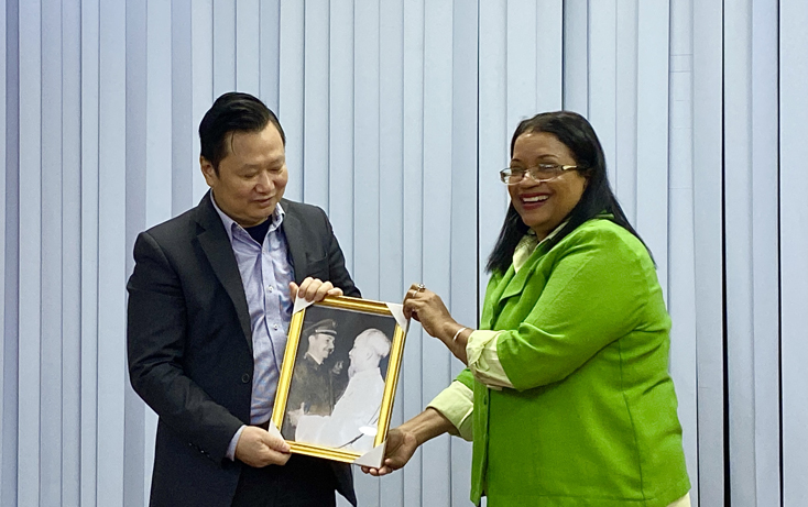 Bà López Arguelles tặng quà lưu niệm cho đại diện lãnh đạo tỉnh nhân chuyến thăm và làm việc tại Quảng Bình.