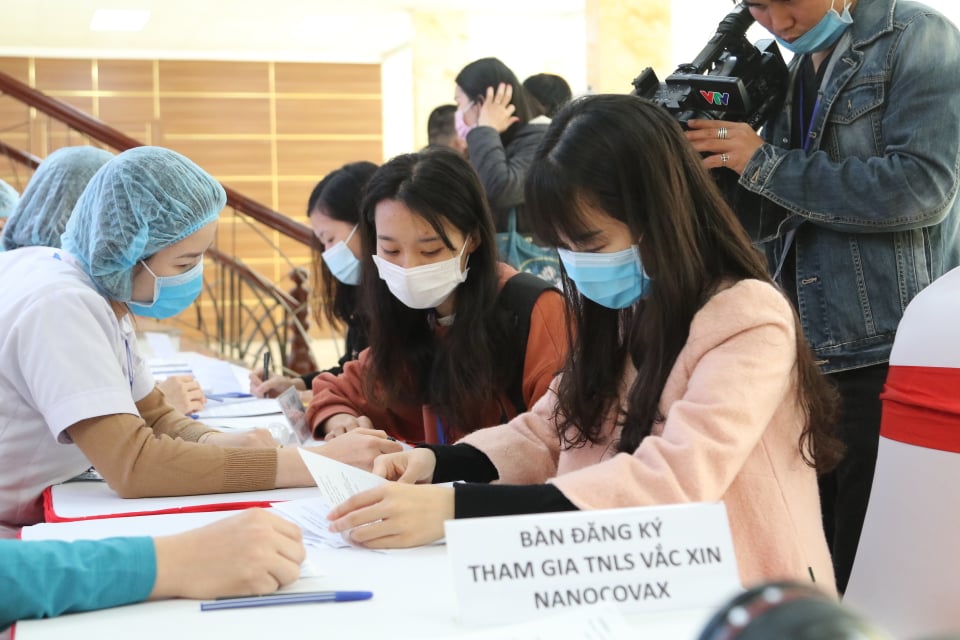 Các tình nguyện viên đăng ký tham gia thử nghiệm vắc xin Nanocovax phòng COVID-19. Ảnh: Lê Phú.