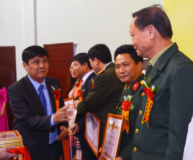 Bí thư Huyện Ủy Bố Trạch trao giấy khen tặng tập thể điển hình phong trào thi đua “Dân vận khéo” giai đoạn 2016-2020