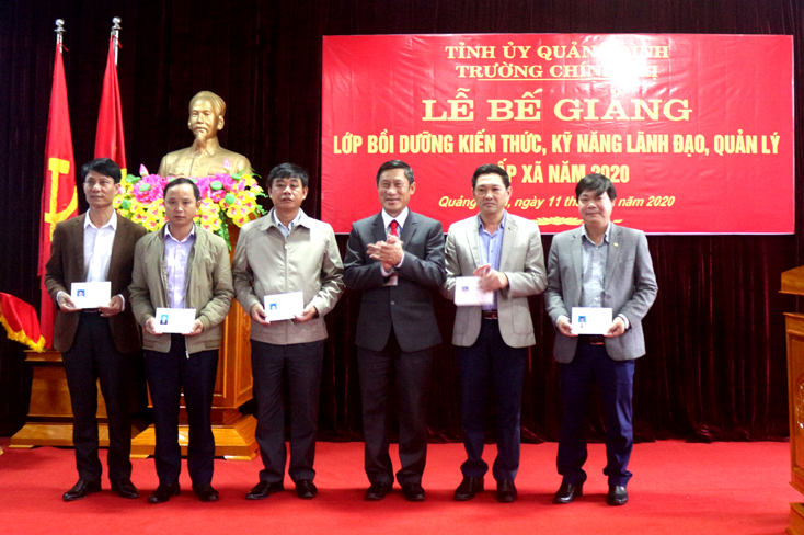 Lãnh đạo trường Chính trị tỉnh trao giấy chứng nhận cho các học viên.