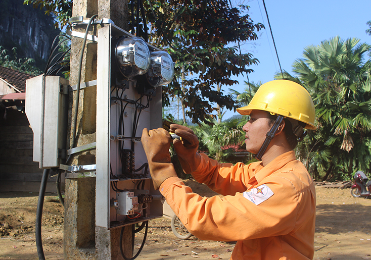 Công tác bảo hộ lao động luôn được công nhân PC Quảng Bình tuân thủ nghiêm ngặt khi thao tác sửa chữa điện.