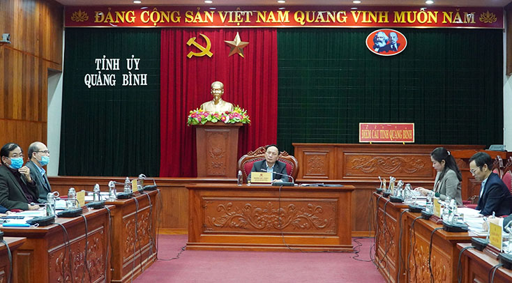 Đồng chí Trần Hải Châu, Phó Bí thư Thường trực Tỉnh ủy, Chủ tịch HDND tỉnh điều hành hội nghị tại điểm cầu Quảng Bình