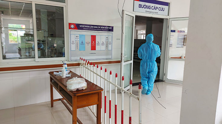 Khoa Lâm sàng các bệnh nhiệt đới của Bệnh viện hữu nghị Việt Nam-Cuba Đồng Hới luôn triển khai tốt hoạt động điều trị, theo dõi sức khoẻ các trường hợp cách ly y tế, bảo đảm công tác phòng chống dịch Covid-19.