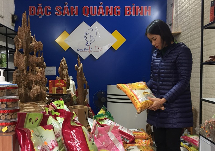  Các mặt hàng bày bán tại Cửa hàng đặc sản Quảng Bình (Công ty TNHH phát triển thương mại Quảng Bình) luôn được chú trọng về chất lượng, mẫu mã.