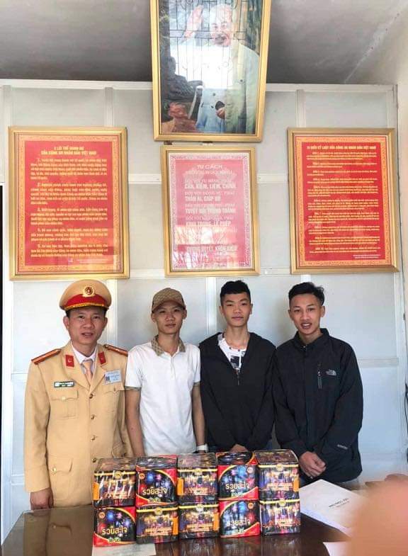 Công an huyện Tuyên Hóa vận động người dân giao nộp pháo hoa nổ trái phép trong dịp Tết Nguyên đán 2020.