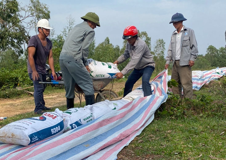 Công ty TNHH MTV khai thác công trình thủy lợi khắc phục khẩn cấp công trình hồ chứa nước Cửa Nghè, xã Hạ Trạch, huyện Bố Trạch.