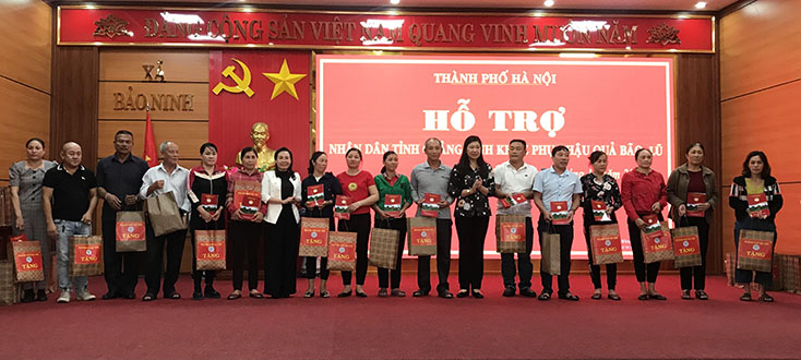 Các đồng chí: Phó Chủ tịch Ủy ban Trung ương MTTQVN Nguyễn Lan Hương và Chủ tịch Ủy ban MTTQVN tỉnh Quảng Bình Phạm Thị Hân tặng quà cho các hộ dân thuộc nghiệp đoàn nghề cá xã Bảo Ninh