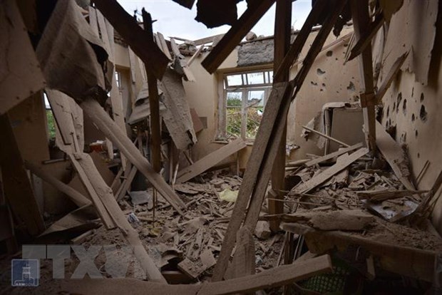 Một ngôi nhà bị phá hủy sau cuộc pháo kích trong xung đột giữa Armenia và Azerbaijan tại khu vực tranh chấp Nagorny-Karabakh. (Ảnh: AFP/TTXVN)