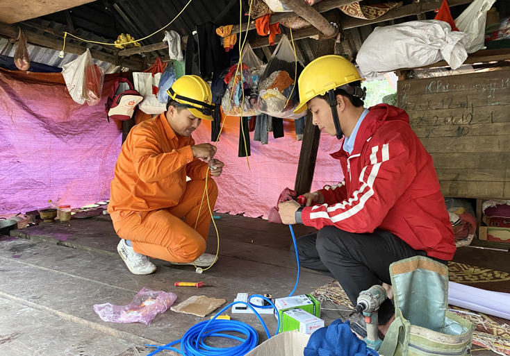 Công nhân PC Quảng Bình sửa chữa, thay mới bóng đèn điện cho người dân thôn Trung Sơn, xã Trường Sơn (Quảng Ninh).