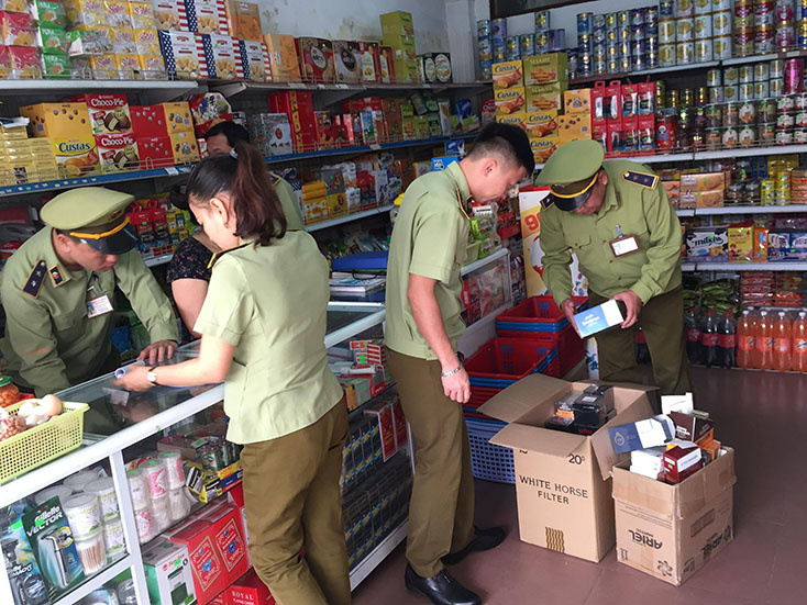 Lực lượng QLTT tăng cường kiểm tra các cửa hàng kinh doanh mặt các hàng có nhu cầu tiêu dùng lớn trong dịp Tết Nguyên đán.