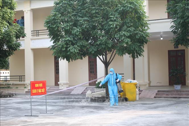 Cán bộ y tế phun hóa chất khử trùng tại khu vực cách ly, điều trị bệnh nhân dương tính với virus SARS-CoV-2 tại Trung tâm Y tế huyện Hoa Lư, tỉnh Ninh Bình. Ảnh: Thùy Dung/TTXVN