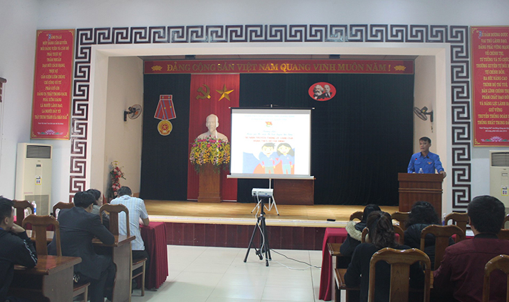 Các đại biểu tham dự tại lễ phát động hưởng ứng cuộc thi trực tuyến tìm hiểu “90 năm truyền thống vẻ vang của Đoàn TNCS Hồ Chí Minh”.