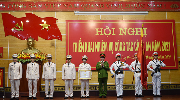 Thừa ủy quyền của Chủ tịch nước, đồng chí Thiếu tướng Lê Quốc Hùng, Thứ trưởng Bộ Công an trao Huân chương Quân công hạng Nhì cho Công an tỉnh Quảng Bình.