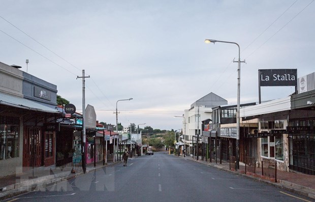 Một tuyến phố vắng vẻ do dịch COVID-19 tại Johannesburg, Nam Phi. (Ảnh: THX/TTXVN)