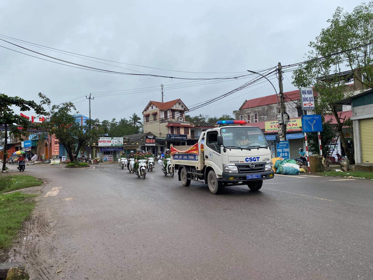 Công an huyện Lệ Thủy đã diễu hành biểu dương lực lượng trong ngày đầu ra quân