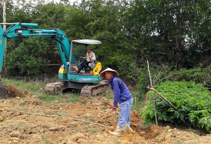   CCB Lê Văn Tuy đang hướng dẫn thợ máy đào hố trồng huê.