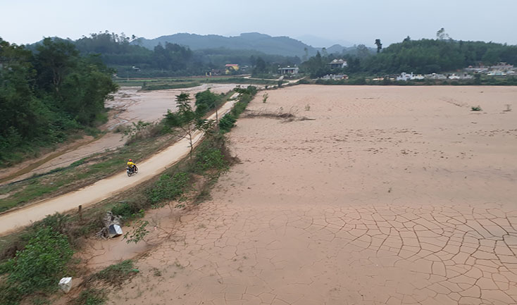  Cánh đồng thôn Khương Hà 4, xã Hưng Trạch (Bố Trạch) bị bùn đất vùi lấp dày đặc sau mưa lũ.