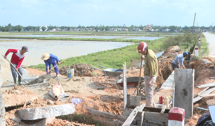 Xã Quảng Hưng tập trung sửa chữa các tuyến kênh mương nội đồng.