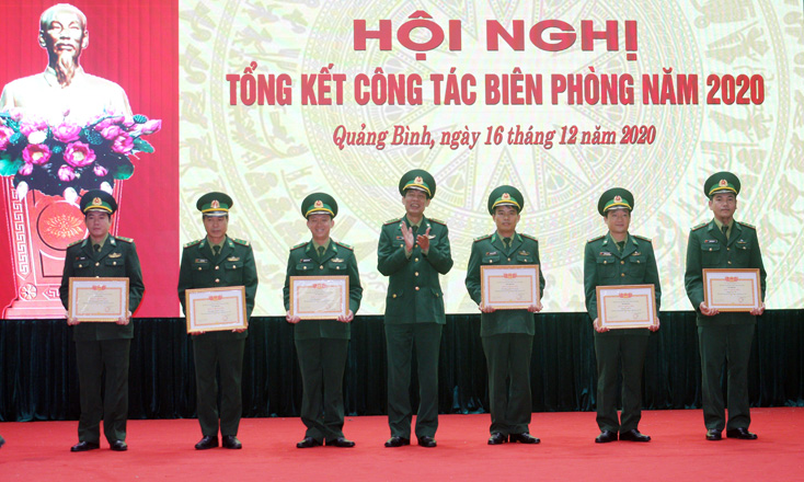 Thừa ủy quyền của Bộ Tư lệnh BĐBP, đại tá Lê Văn Tiến, Chính ủy BĐBP tỉnh danh hiệu đơn vị quyết thắng cho 6 tập thể thuộc BĐBP tỉnh.