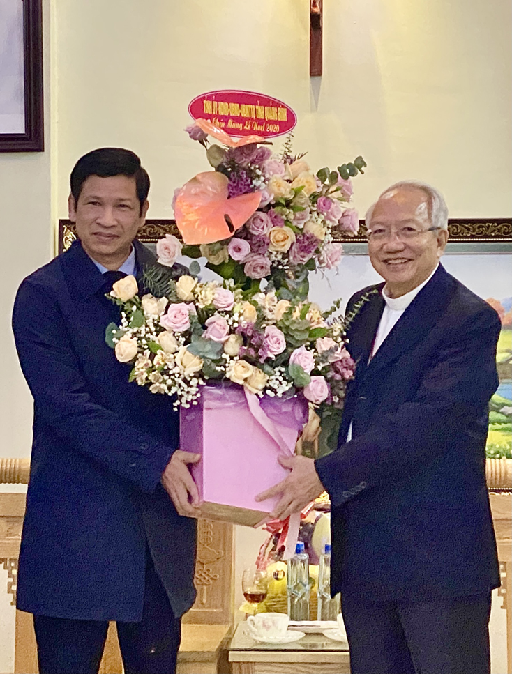Đồng chí Phó Chủ tịch UBND tỉnh Hồ An Phong tặng quà chúc mừng Tòa Giám mục Giáo phận Hà Tĩnh nhân dịp đón Noel 2020.
