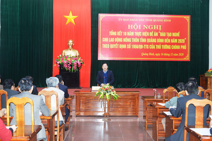 Đồng chí Phó Chủ tịch UBND tỉnh Nguyễn Tiến Hoàng phát biểu tại hội nghị.
