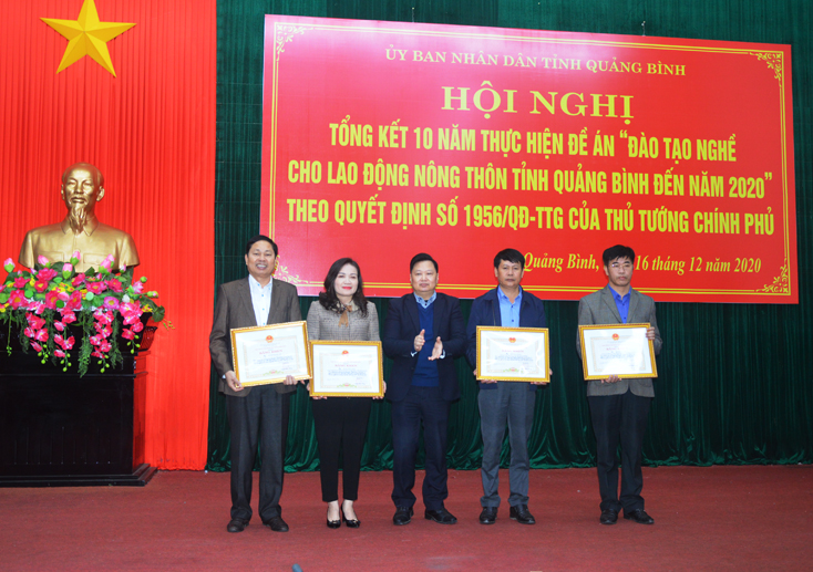  Đồng chí Phó Chủ tịch UBND tỉnh Nguyễn Tiến Hoàng tặng bằng khen của Chủ tịch UBND tỉnh cho các cá nhân có thành tích xuất sắc.