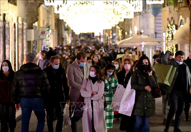  Người dân đeo khẩu trang phòng dịch COVID-19 khi mua sắm cho dịp Giáng sinh tại Rome, Italy ngày 13-12-2020. Ảnh: AFP/TTXVN