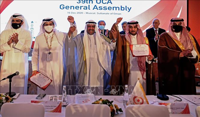Chủ tịch OCA Sheikh Ahmad Al-Fahad Al-Sabah (giữa), Bộ trưởng Thể thao và Thanh niên Saudi Arabia Abdulaziz bin Turki al-Faisal al-Saud (giữa phải) và Chủ tịch Ủy ban Olympic Qatar Sheikh Joaan bin Hamad al-Thani (trái) tại cuộc họp ở Muscat, Oman, ngày 16/12/2020. Ảnh: AFP/TTXVN