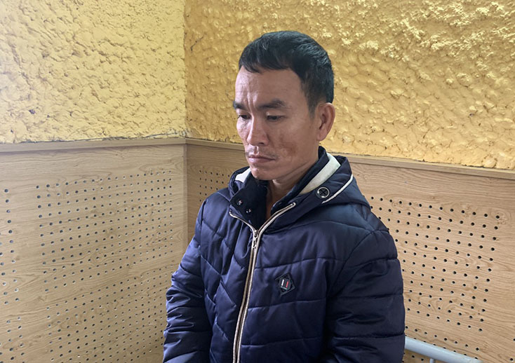 Cơ quan Cảnh sát điều tra Công an tỉnh tống đạt quyết định khởi tố vụ án, bị can và lệnh tạm giam bị can Nguyễn Phi Long. 