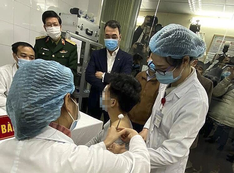  Tình nguyện viên được tiêm mũi vắc xin Nanocovax liều 25 microgam.
