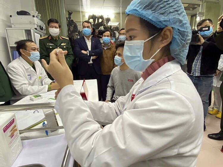  3 tình nguyện viên được tiêm thử nghiệm trong đợt đầu tiên.