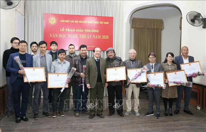  Chủ tịch Liên hiệp các Hội Văn học Nghệ thuật Việt Nam, Nhà thơ Hữu Thỉnh trao giải thưởng cho tác giả là hội viên Hội VHNT chuyên ngành Trung ương. Ảnh: Hoàng Hiếu/TTXVN