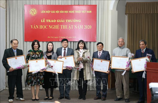  Chủ tịch Hội Nghệ sĩ nhiếp ảnh Việt Nam Trần Thị Thu Đông trao giải Khuyến khích cho các tác giả. Ảnh: Hoàng Hiếu/TTXVN