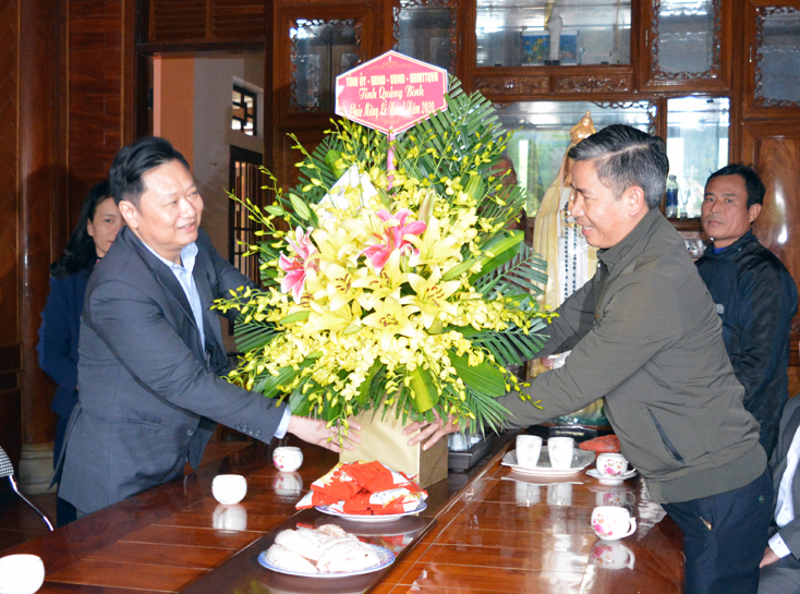 Đồng chí Phó Chủ tịch UBND tỉnh Nguyễn Tiến Hoàng tặng hoa, quà chúc mừng linh mục quản xứ và giáo dân giáo xứ Đồng Troóc nhân dịp Giáng sinh 2020.