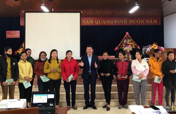 BHXH huyện Tuyên Hóa trao sổ BHXH cho các đối tượng tham gia BHXH tự nguyện ngay tại hội nghị. 