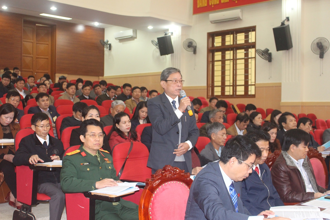 Đại biểu HĐND huyện Minh Hóa chất vấn tại kỳ họp.