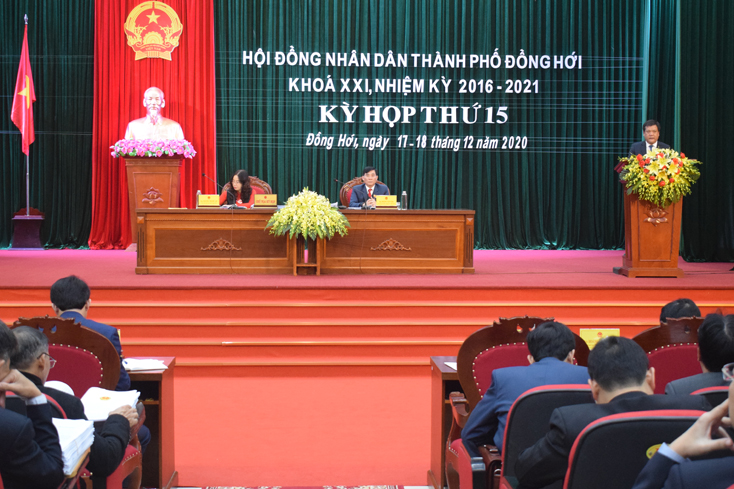 Đồng chí Bí thư Thành ủy Đồng Hới Trần Phong phát biểu chỉ đạo tại kỳ họp.