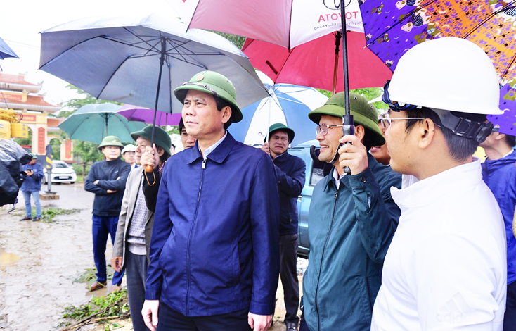 Đồng chí Trần Thắng, Chủ tịch UBND tỉnh kiểm tra tiến độ thi công tuyến đường dây 110kV từ trạm biến áp Lệ Thủy về xã Cam Liên.