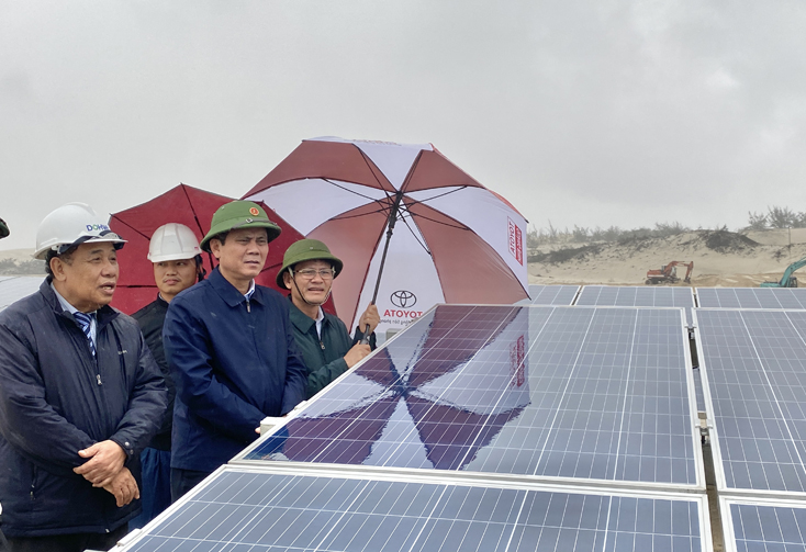 Đồng chí Trần Thắng, Chủ tịch UBND tỉnh kiểm tra hệ thống pin năng lượng mặt trời dự án Nhà máy Điện pin mặt trời 49,5MWp Dohwa-Lệ Thủy.