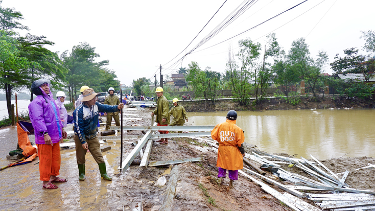 Các đơn vị khẩn trương thi công tuyến đường dây 110kV từ trạm biến áp Lệ Thủy về xã Cam Thủy.