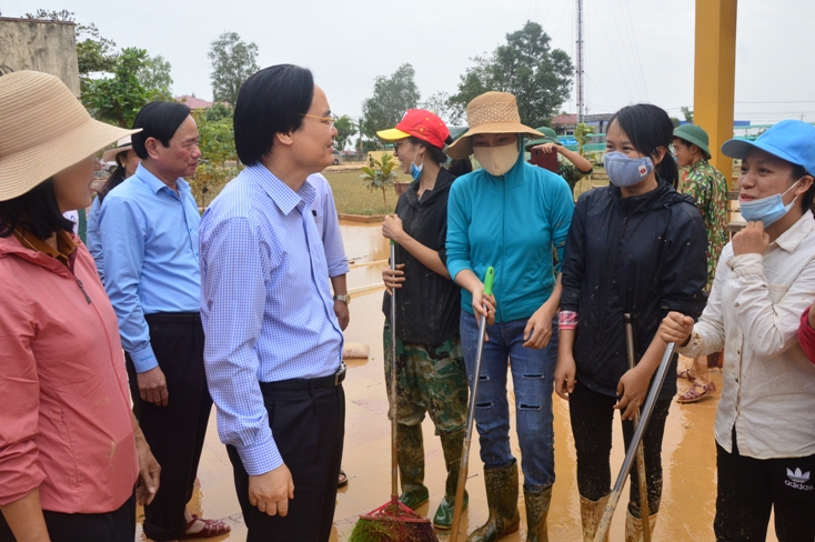 Bộ trưởng Bộ GD-ĐT Phùng Xuân Nhạ thăm hỏi, động viên các nữ giáo viên Trường tiểu học Hàm Ninh (Quảng Ninh) trong đợt lũ lụt lịch sử tháng 10-2020.