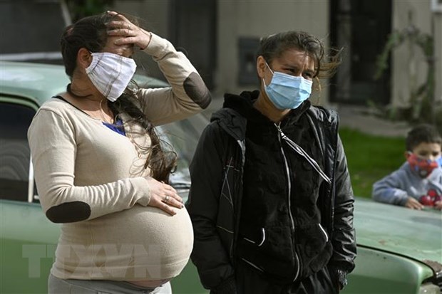 Một phụ nữ mang thai đeo khẩu trang phòng lây nhiễm COVID-19 tại Buenos Aires, Argentina,ngày 25-3-2020. (Nguồn: AFP/TTXVN)