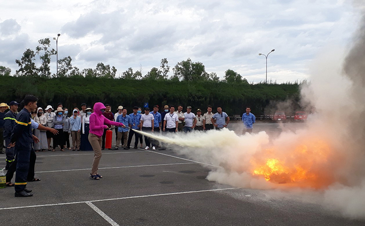 Cán bộ, nhân viên Cảng hàng không Đồng Hới tham gia lớp tập huấn về PCCC 